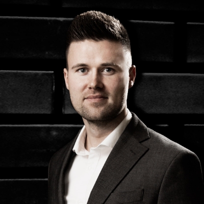 Quadratisches Porträt von Finn Horn