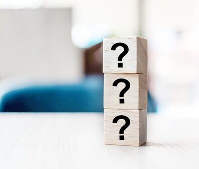 Quadratisches Bild von drei gestapelten Würfen