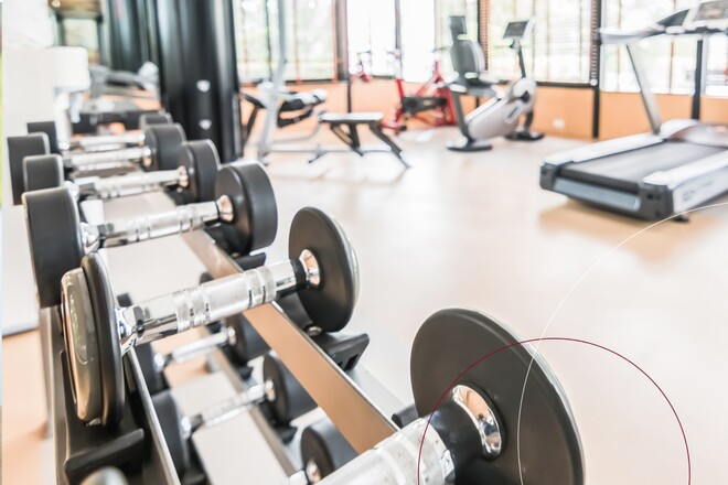 Ein Fitnessraum mit Gewichten