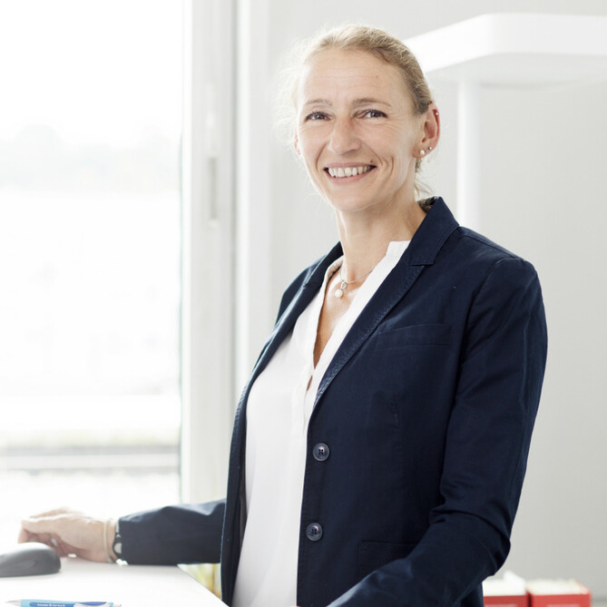 Beate Theede posiert vor der Kamera