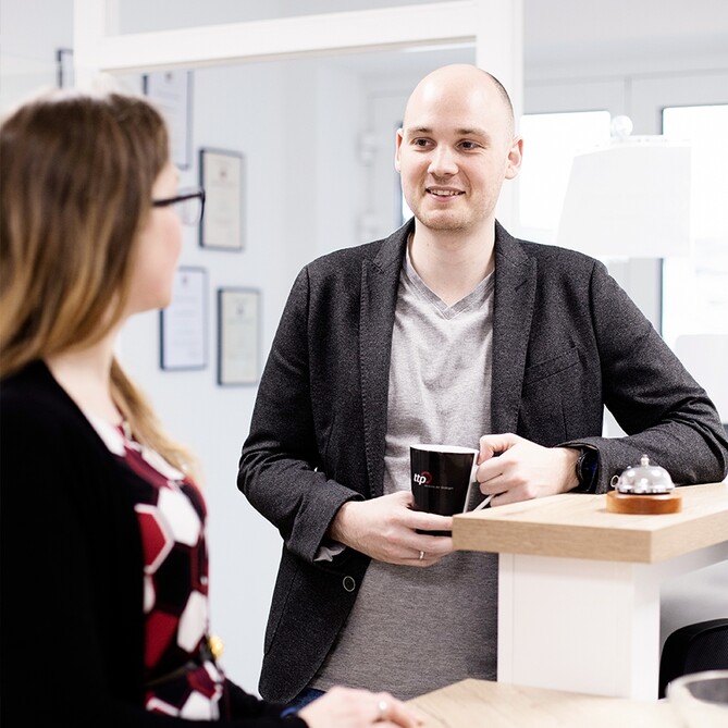 Zwei ttp-Mitarbeiter im Gespräch 