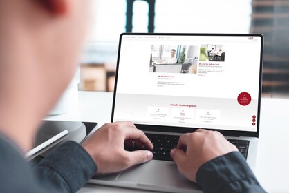 Ein Mann schreibt auf seinem Laptop