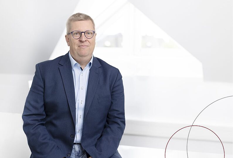 Kollege Hajo Schmidt in seinem Büro.