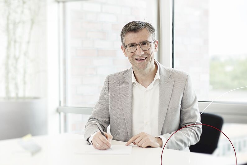 Standbild von Mehmet Centintürk an einem Meetingtisch