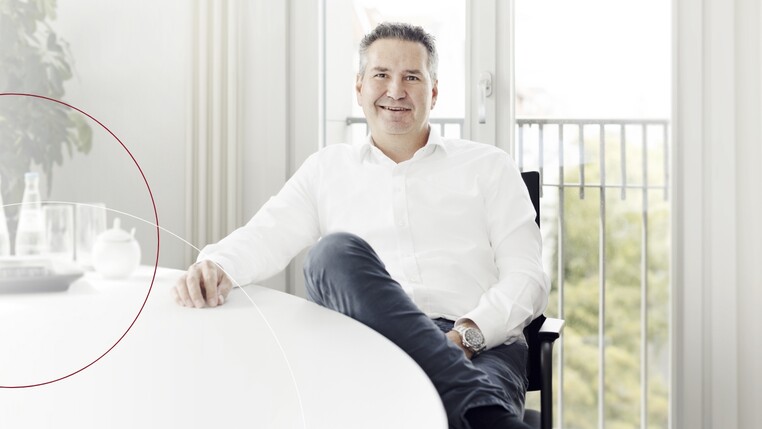 Christian Huschke sitzt im Büro