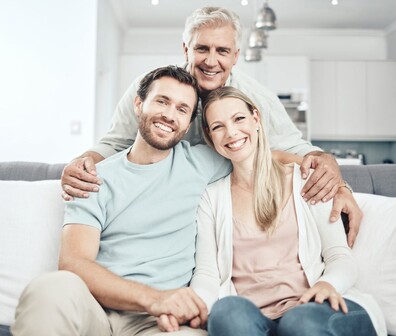 ttp Generationenberatung – Ein Vater steht hinter seinen erwachsenen Kindern