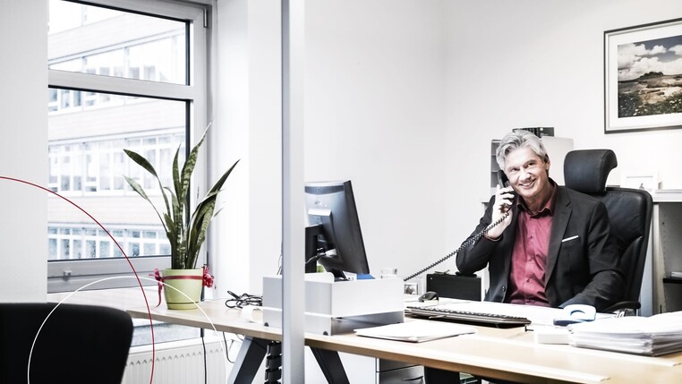 Michael Düring von ttp in seinem Büro