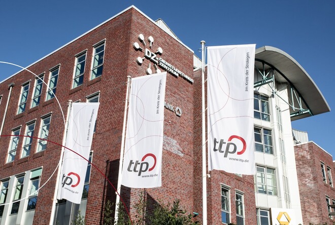 ttp Standort Flensburg mit Fahnen von ttp davor