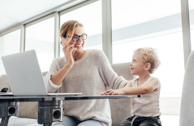 Rechteckiges Bild von einer Mutter mit ihrem Sohn