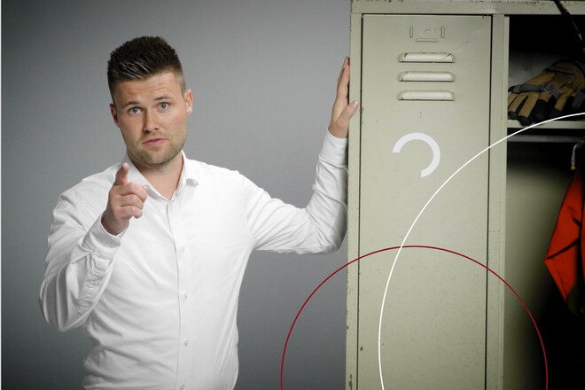 Finn Horn von ttp vor einem Spind