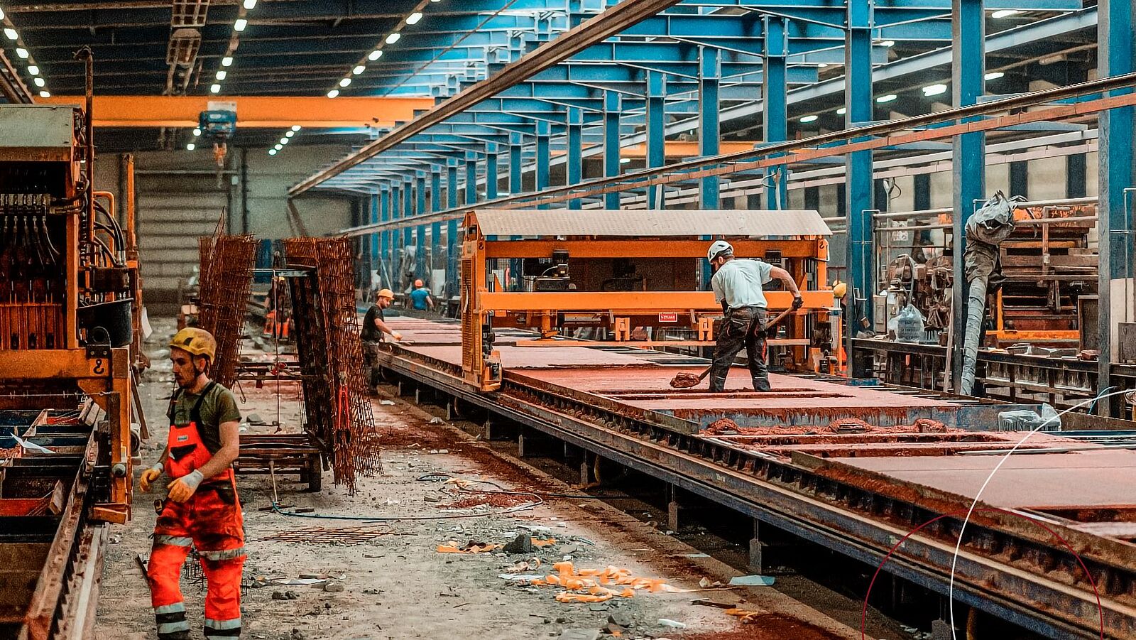 Blick auf ein Betongebäude mit einer Glasfront