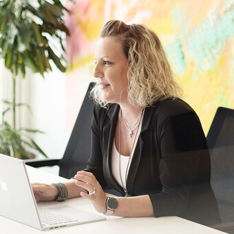 Nancy Meister posiert vor der Kamera