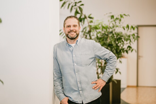 Timo Klass steht mit seinem Arm an der Hüfte