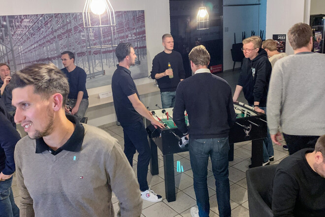 ttpler unterhalten sich beim Tischkicker Turnier