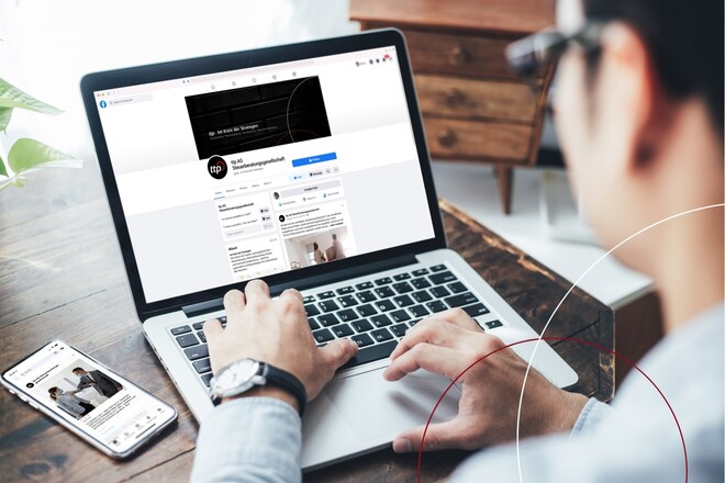 Junger Mann am Laptop schaut die ttp-Homepage an