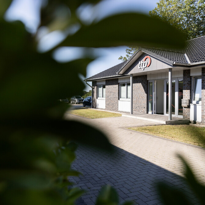 Blick durch eine Büschung auf den ttp Standort Süderbrarup