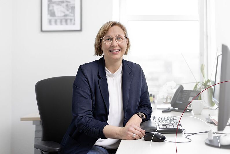 Kollegin Inga Bauch sitzt an ihrem Schreibtisch.