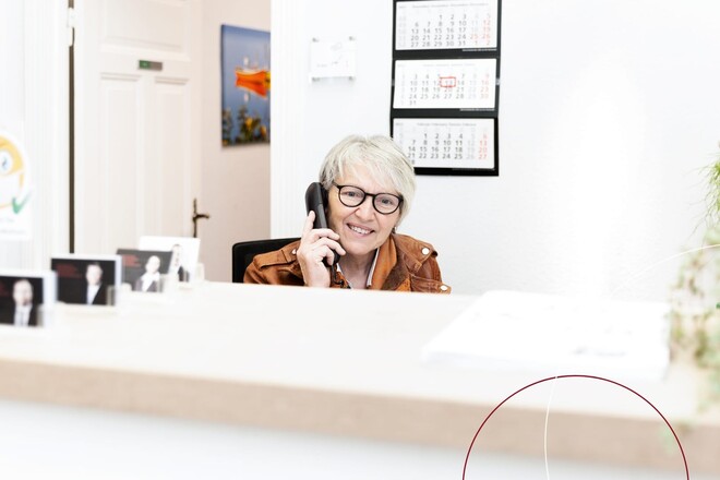 Karin Röhling telefoniert am Empfangstresen
