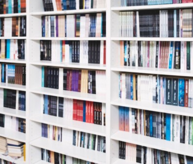 Quadratisches Bild von einem Bücheregal