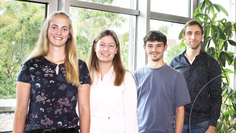 Drei Azubis posieren vor der Kamera