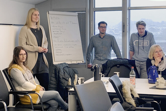 Junge Menschen in einem Konferenzraum