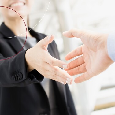 Eine Frau gibt ihrem Gegenüber die Hand