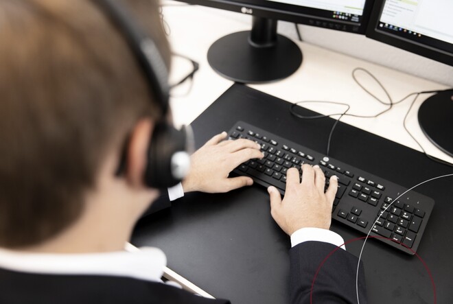 Schulterblick: Bahne Thiesen arbeitet am Computer