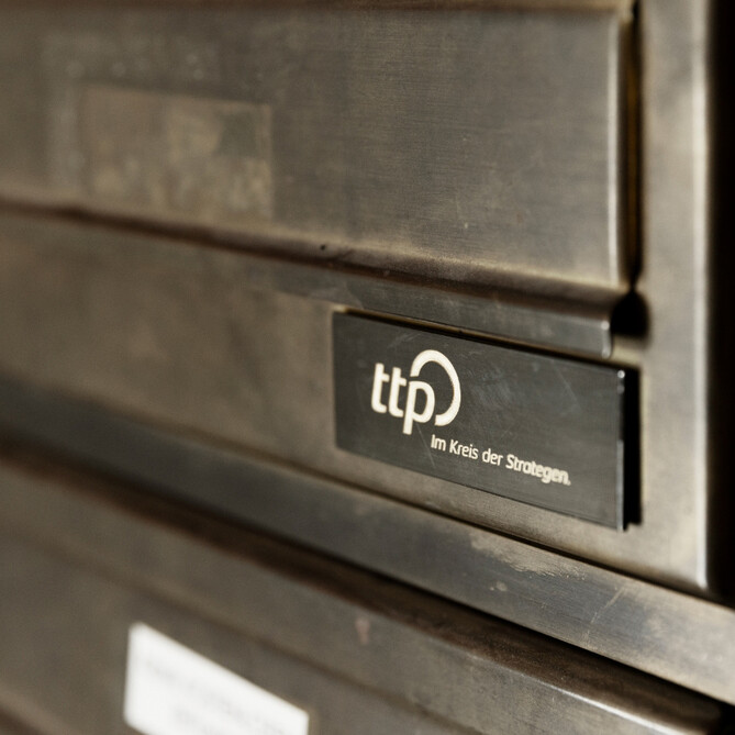 Ein dunkles ttp Schild am Briefkasten