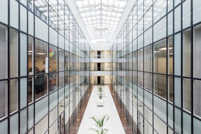 Blick auf eine Glasfront