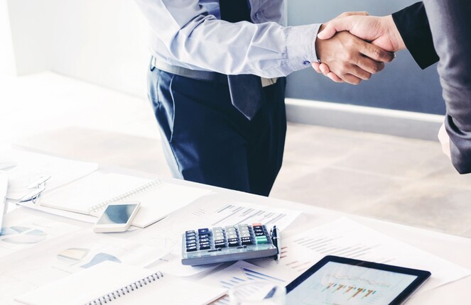 Rechteckiges Bild von zwei Männern die sich die Hand geben