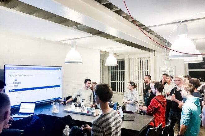 Menschen schauen sich eine Präsentation an