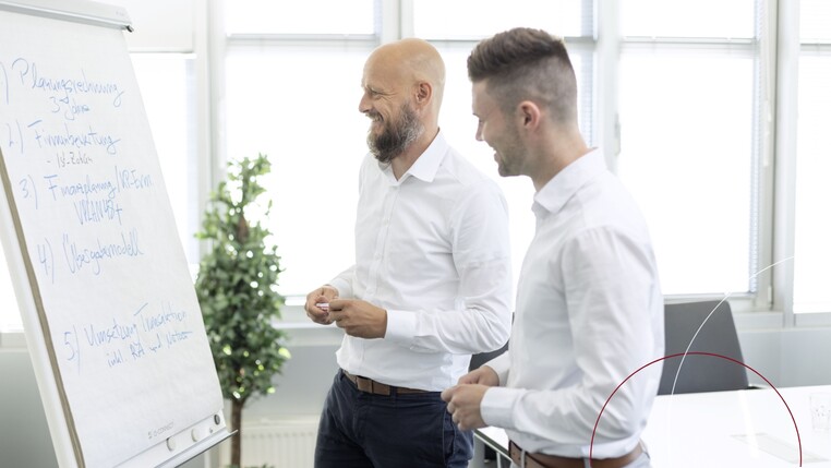 Jan Ole Timm steht vor einer weißen Tafel