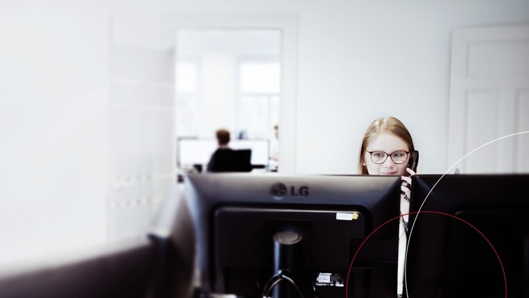 ttp Mitarbeiterin sitzt am Computer