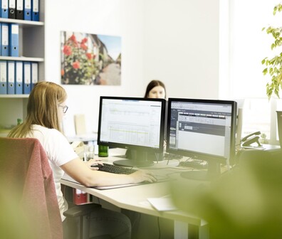 Quadratisches Bild von zwei ttplerinnen die arbeiten