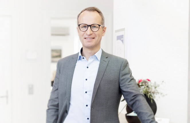 Heiner Agge posiert vor der Kamera