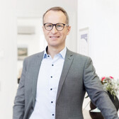 Heiner Agge posiert vor der Kamera