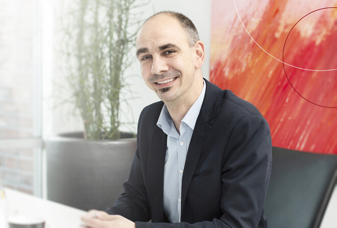 Martin Enseleit sitzend an einem Tisch