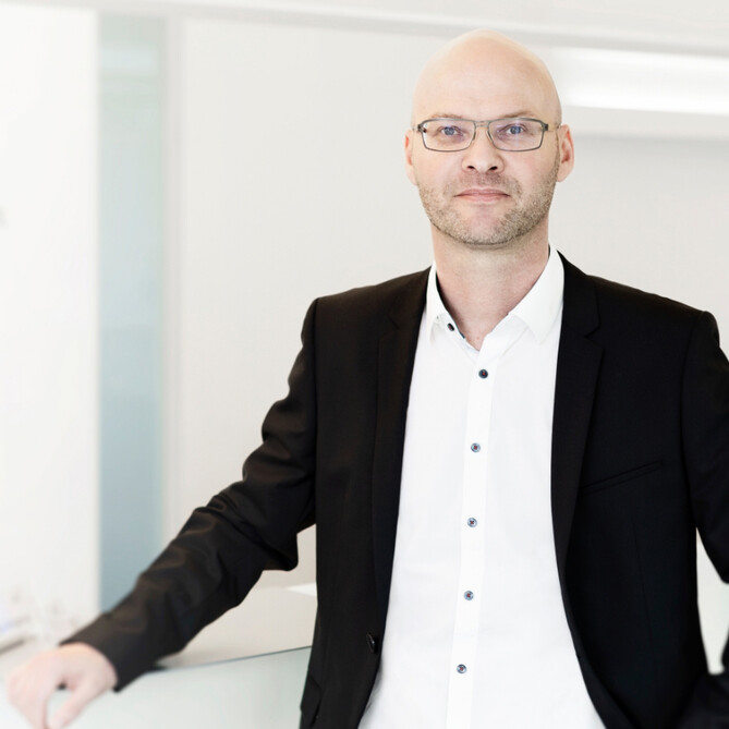 Marc Lassen posiert vor der Kamera