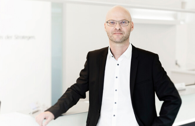 Marc Lassen posiert vor der Kamera