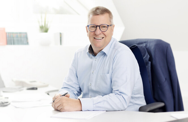 Hajo Schmidt posiert vor der Kamera