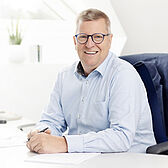 Hajo Schmidt posiert vor der Kamera