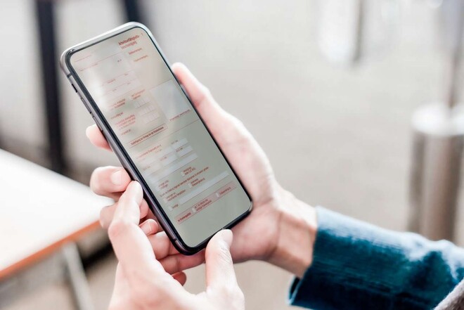 Eine Person surft auf dem Handy