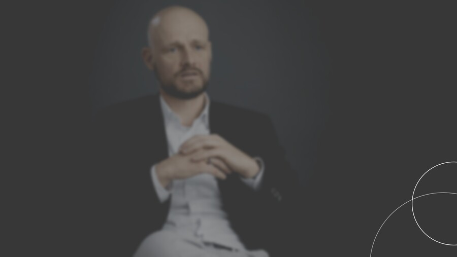 Ein ttpler mit einem schwarzen overlay