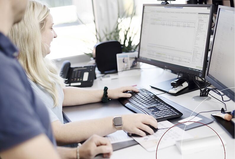 ttp-Mitarbeiter an ihrem PC