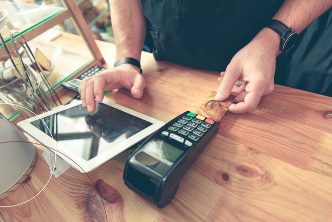 Abrechnungsvorgang in einem Kaffee über Tablet und EC-Gerät