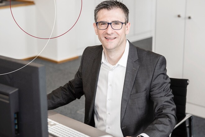 Mehmet Çetintürk von ttp.lohn an einem Schreibtisch