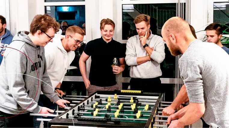 Männer spielen Tischkicker