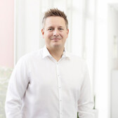 Kris Esslinger posiert vor der Kamera