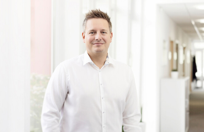 Kris Esslinger posiert vor der Kamera