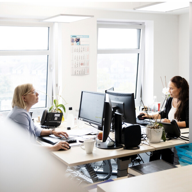 Zwei Frauen arbeiten im ttp Büro